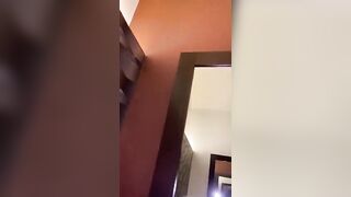 Coppia di fidanzati si scopa allo specchio e filma tutto