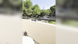 Sul terrazzo vista mare la moglie bionda spompina il marito