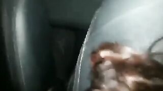 La fidanzata giovane succhia forte il cazzo del tipo in macchina