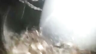 La fidanzata giovane succhia forte il cazzo del tipo in macchina