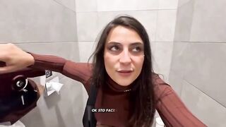 Troia esibizionista si sditalina all'aperto e parla sporco