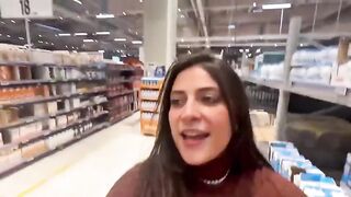 Troia esibizionista si sditalina all'aperto e parla sporco