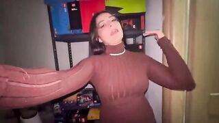 Troia esibizionista si sditalina all'aperto e parla sporco