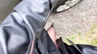 Troia esibizionista si sditalina all'aperto e parla sporco