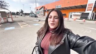 Troia esibizionista si sditalina all'aperto e parla sporco