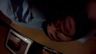 Bionda fidanzata ripresa mentre fa un pompino al ragazzo