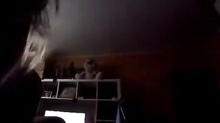 Bionda fidanzata ripresa mentre fa un pompino al ragazzo