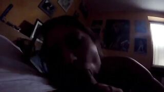 Bionda fidanzata ripresa mentre fa un pompino al ragazzo