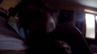 Bionda fidanzata ripresa mentre fa un pompino al ragazzo