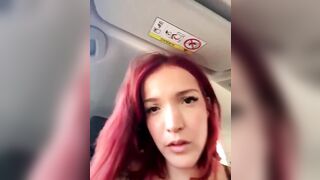 Due porcelle in auto si sditalinano e poi succhiano un tipo