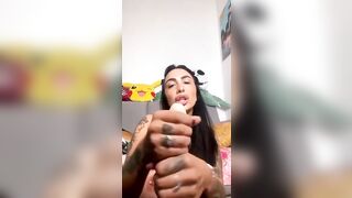 Mostra le tettone e il culo in diretta cam