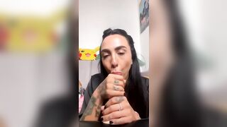 Mostra le tettone e il culo in diretta cam