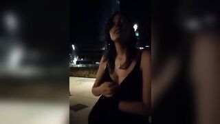 Ragazza italiana si sditalina in strada a Milano