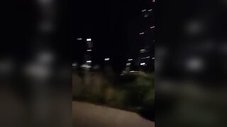 Ragazza italiana si sditalina in strada a Milano