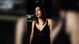 Ragazza italiana si sditalina in strada a Milano