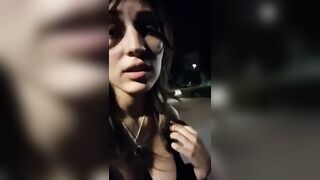 Ragazza italiana si sditalina in strada a Milano