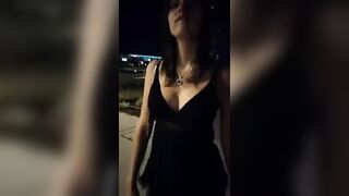 Ragazza italiana si sditalina in strada a Milano