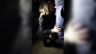 Moglie porca esibizionista succhia cazzo per strada