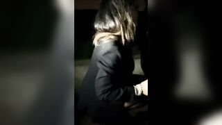 Moglie porca esibizionista succhia cazzo per strada