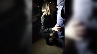 Moglie porca esibizionista succhia cazzo per strada
