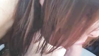 Lei mi spompina in auto da troia esperta e io voglio montarla subito