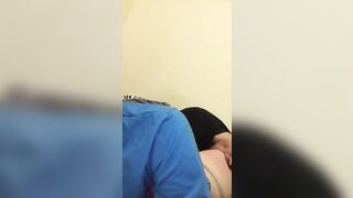 Napoletana porca si fa leccare il culo dal ragazzo e gode