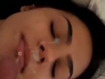 Fidanzata morettina si prende la sborrata in faccia da troia