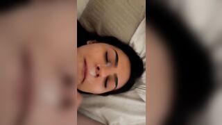 Fidanzata morettina si prende la sborrata in faccia da troia