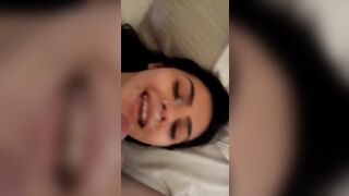 Fidanzata morettina si prende la sborrata in faccia da troia