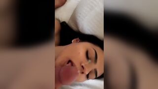 Fidanzata morettina si prende la sborrata in faccia da troia