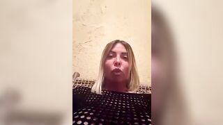 Abbronzata mostra le tettone in live