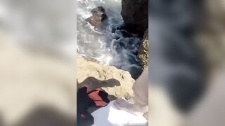 Si fa scopare al mare da un tipo appena conosciuto