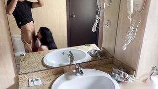 Si scopa l’amica troia nel bagno e le sborra tutta la faccia