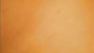 Spompina un africano e poi gli offre la fica