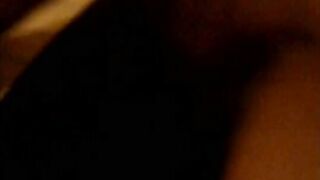 Spompina un africano e poi gli offre la fica