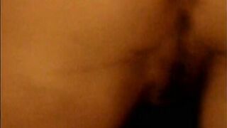Spompina un africano e poi gli offre la fica