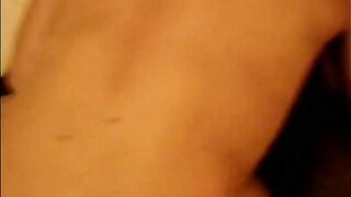 Spompina un africano e poi gli offre la fica