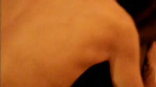 Spompina un africano e poi gli offre la fica