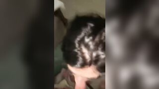Fidanzata bruna spompina e ingoia tutta la sborra
