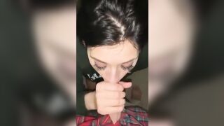 Fidanzata bruna spompina e ingoia tutta la sborra