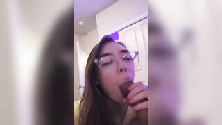 Teen con occhiali succhia il cazzo e le palle al ragazzo