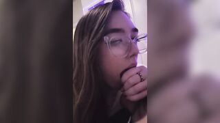 Teen con occhiali succhia il cazzo e le palle al ragazzo