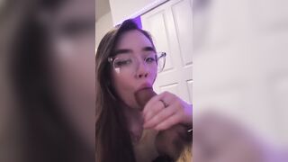 Teen con occhiali succhia il cazzo e le palle al ragazzo