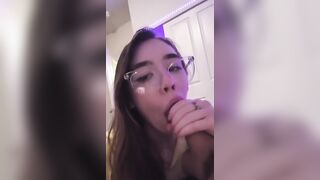 Teen con occhiali succhia il cazzo e le palle al ragazzo