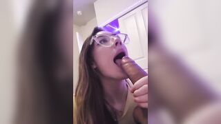 Teen con occhiali succhia il cazzo e le palle al ragazzo