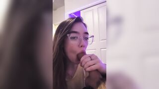 Teen con occhiali succhia il cazzo e le palle al ragazzo