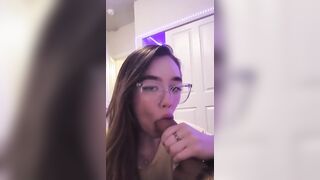 Teen con occhiali succhia il cazzo e le palle al ragazzo