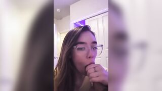 Teen con occhiali succhia il cazzo e le palle al ragazzo