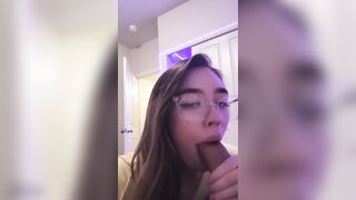 Teen con occhiali succhia il cazzo e le palle al ragazzo