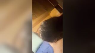 Fidanzata fa un pompino all'amico del ragazzo